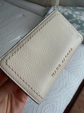 Marc Jacobs Gold-Tone Snap Pebbled Leather Wallet in Cream
